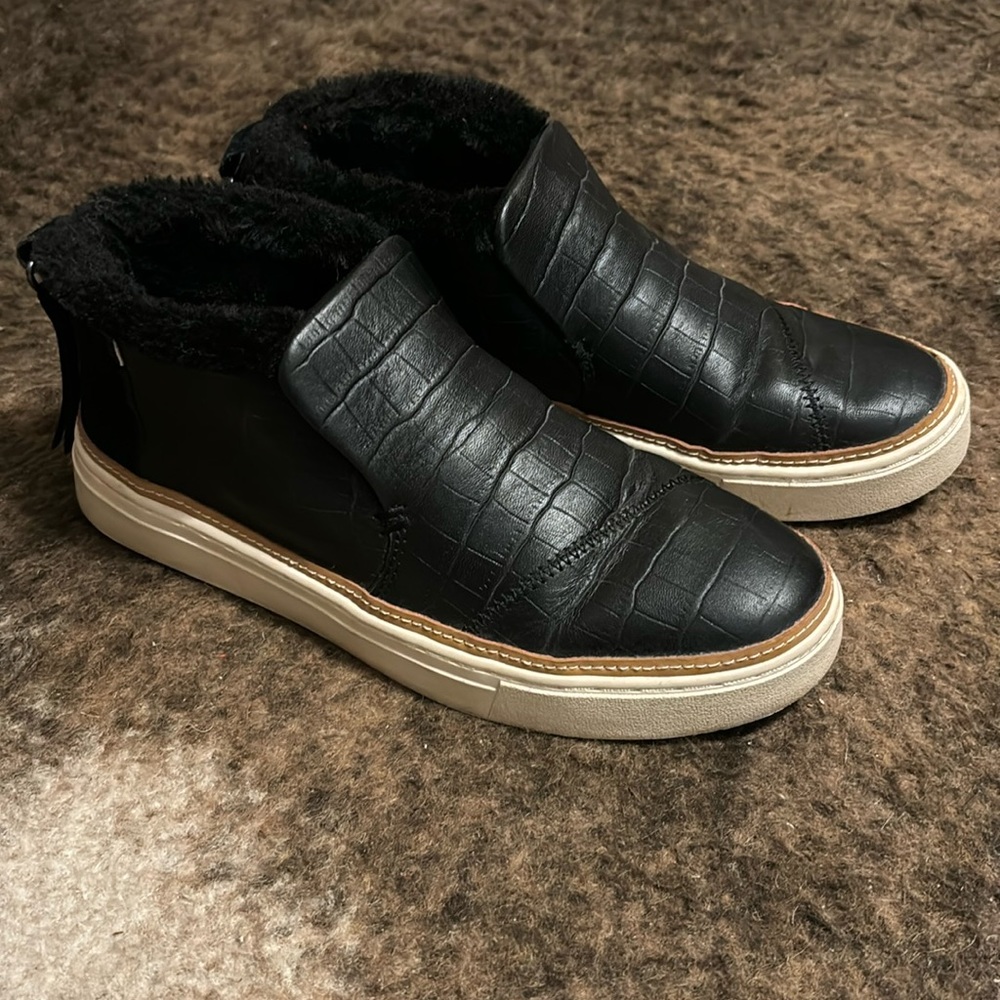 Toms Black Fur Lined Paxton Sneakers Size 8